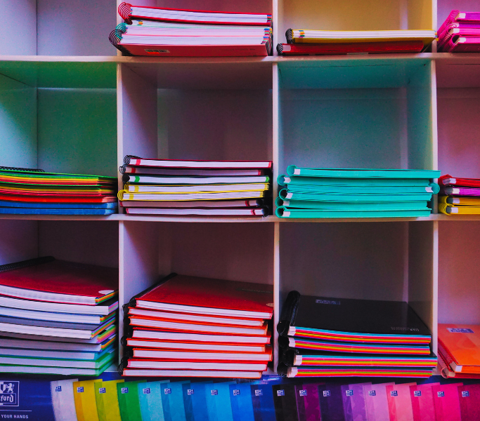 Material de papereria i carpetes de colors