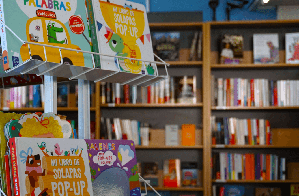 Secció de llibres infantils amb llibres pop-up